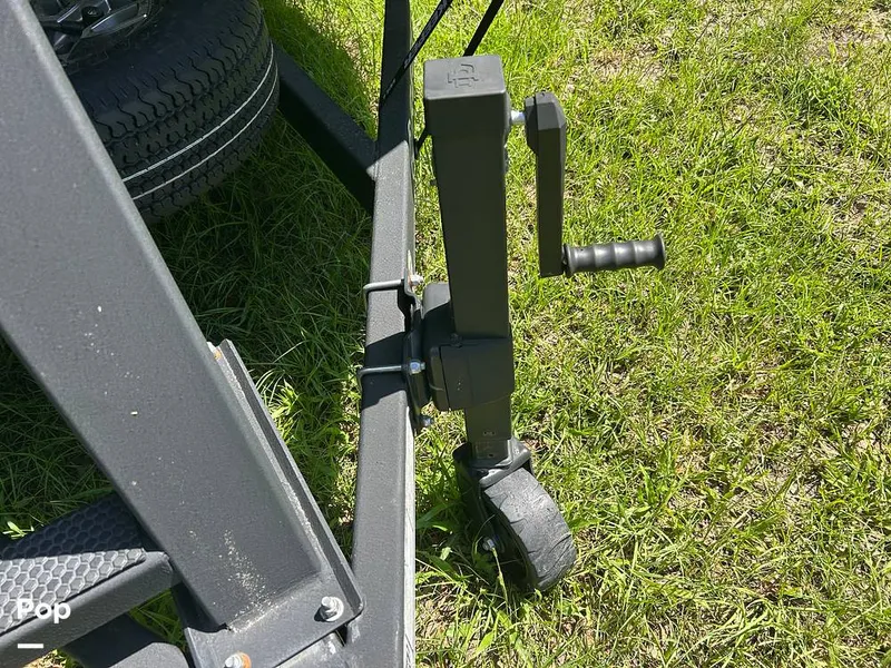 Slide: The Image of Tracker Regency Series 250 DL3 2023 - 15537179