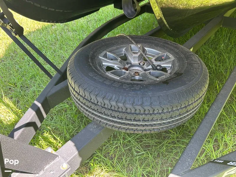 Slide: The Image of Tracker Regency Series 250 DL3 2023 - 15537180