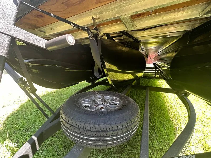 Slide: The Image of Tracker Regency Series 250 DL3 2023 - 15537181