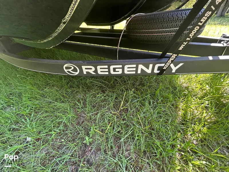 Slide: The Image of Tracker Regency Series 250 DL3 2023 - 15537182