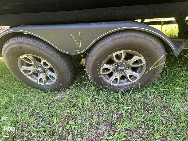 Slide: The Image of Tracker Regency Series 250 DL3 2023 - 15537183