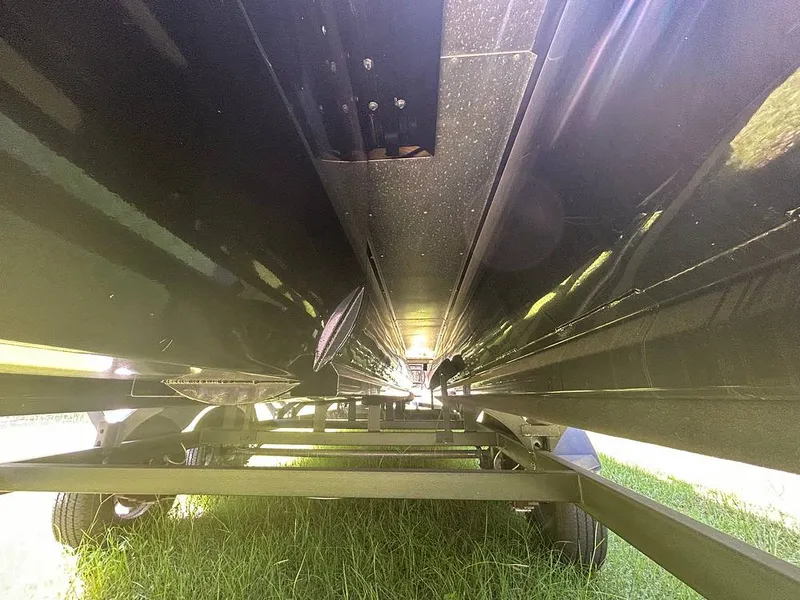 Slide: The Image of Tracker Regency Series 250 DL3 2023 - 15537187