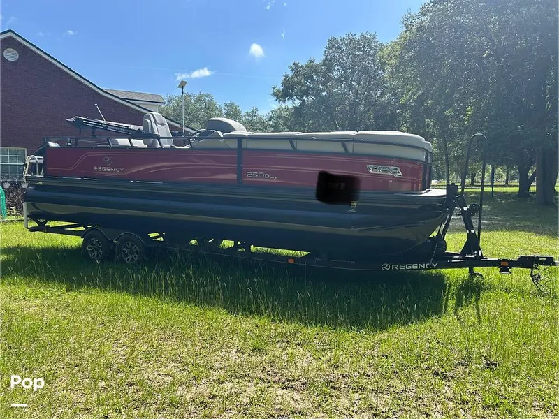 Slide: The Image of Tracker Regency Series 250 DL3 2023 - 15537158