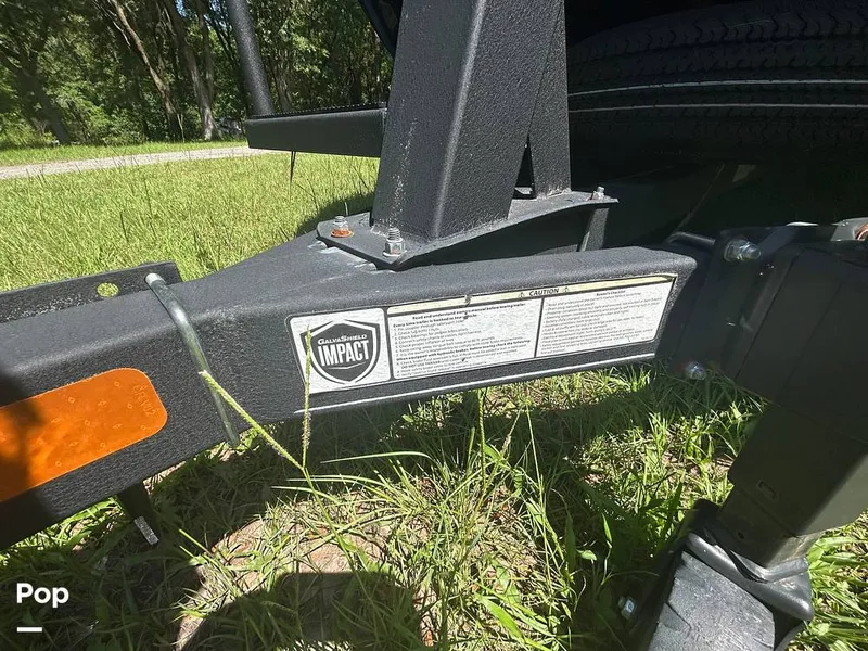 Slide: The Image of Tracker Regency Series 250 DL3 2023 - 15537189