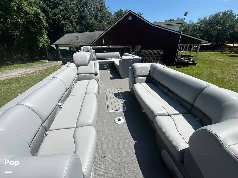 Slide: The Image of Tracker Regency Series 250 DL3 2023 - 15537190