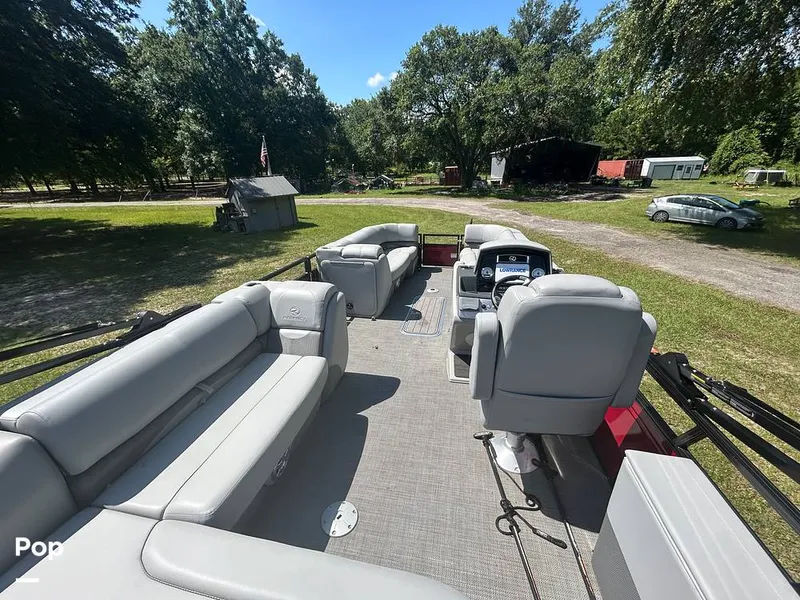 Slide: The Image of Tracker Regency Series 250 DL3 2023 - 15537191