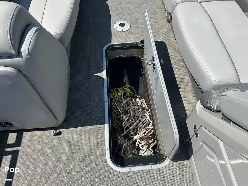 Slide: The Image of Tracker Regency Series 250 DL3 2023 - 15537194