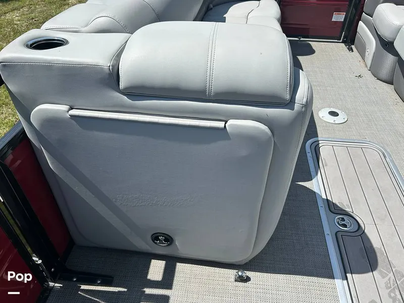 Slide: The Image of Tracker Regency Series 250 DL3 2023 - 15537197