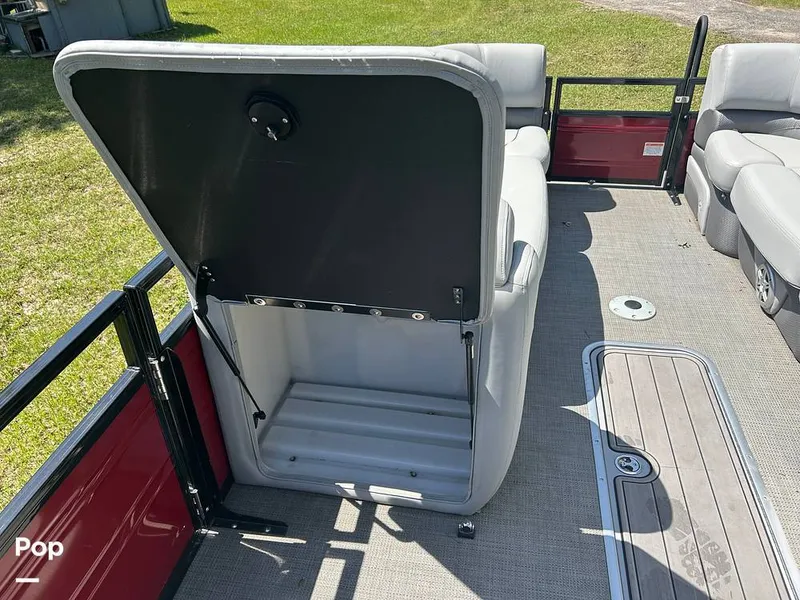 Slide: The Image of Tracker Regency Series 250 DL3 2023 - 15537198