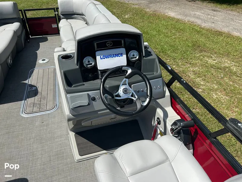 Slide: The Image of Tracker Regency Series 250 DL3 2023 - 15537199