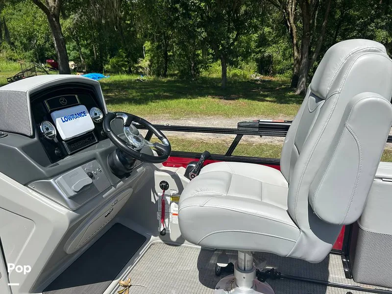 Slide: The Image of Tracker Regency Series 250 DL3 2023 - 15537200