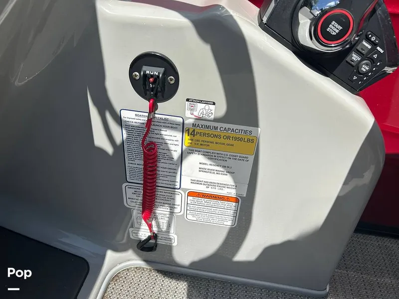 Slide: The Image of Tracker Regency Series 250 DL3 2023 - 15537201