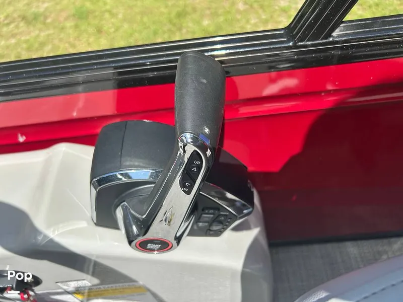 Slide: The Image of Tracker Regency Series 250 DL3 2023 - 15537202