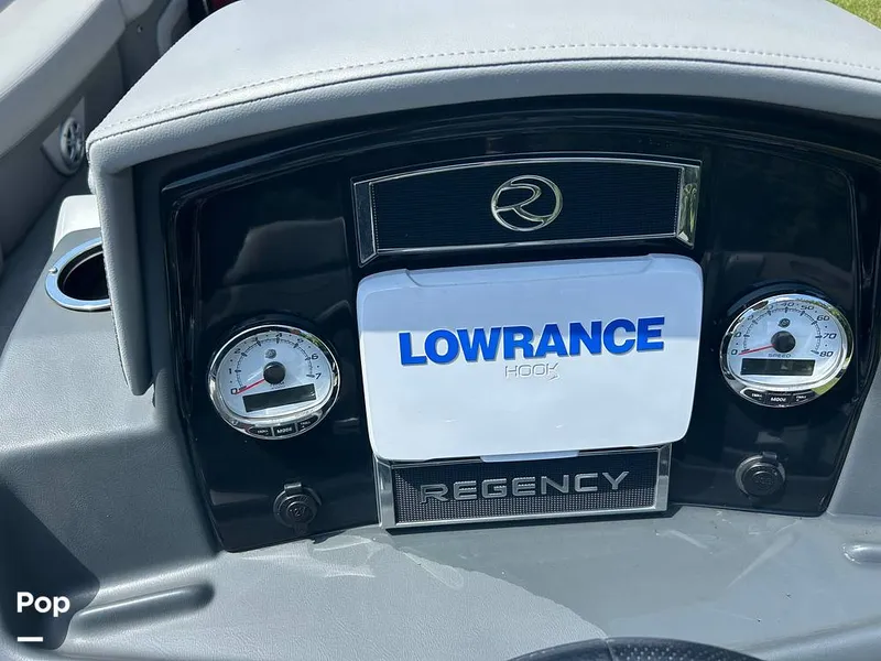 Slide: The Image of Tracker Regency Series 250 DL3 2023 - 15537203