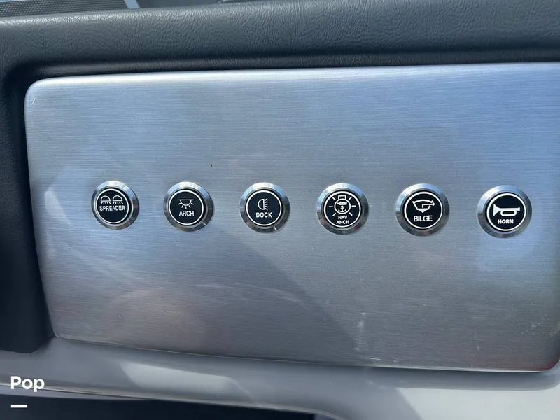 Slide: The Image of Tracker Regency Series 250 DL3 2023 - 15537204