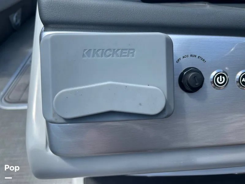 Slide: The Image of Tracker Regency Series 250 DL3 2023 - 15537205