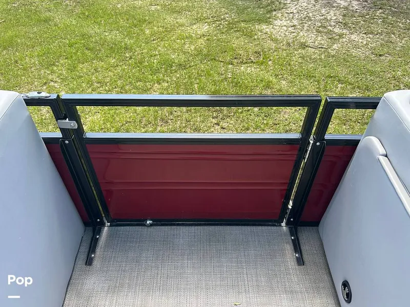 Slide: The Image of Tracker Regency Series 250 DL3 2023 - 15537206