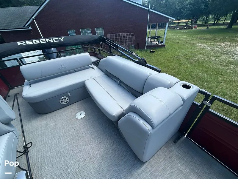 Slide: The Image of Tracker Regency Series 250 DL3 2023 - 15537207