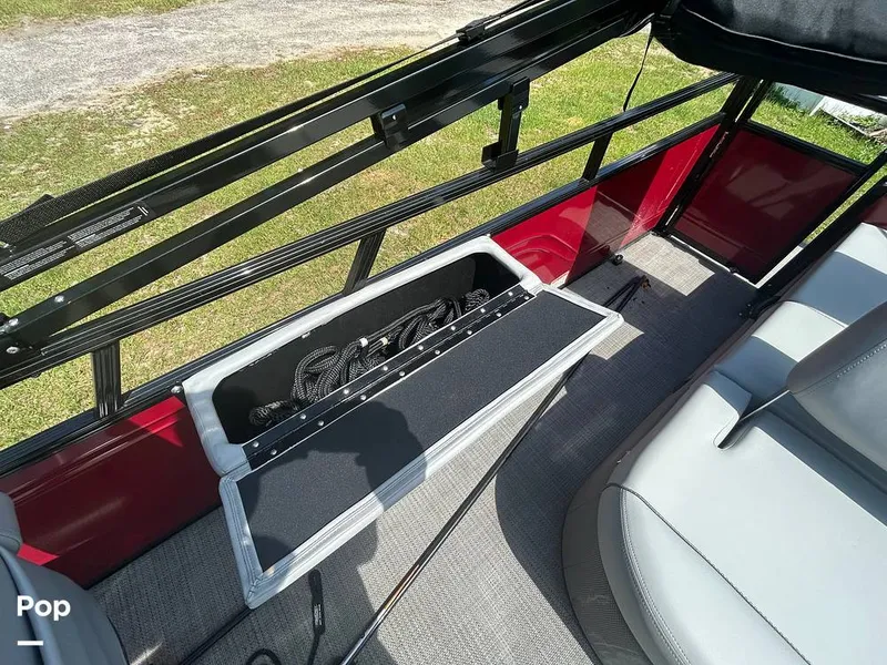 Slide: The Image of Tracker Regency Series 250 DL3 2023 - 15537210