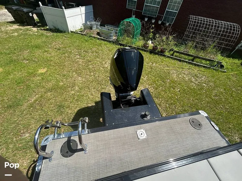 Slide: The Image of Tracker Regency Series 250 DL3 2023 - 15537213