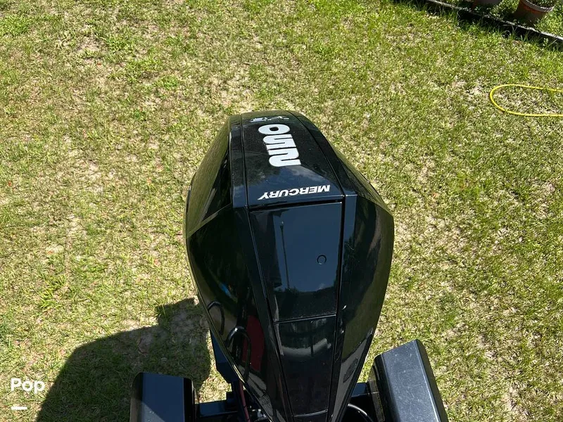 Slide: The Image of Tracker Regency Series 250 DL3 2023 - 15537214