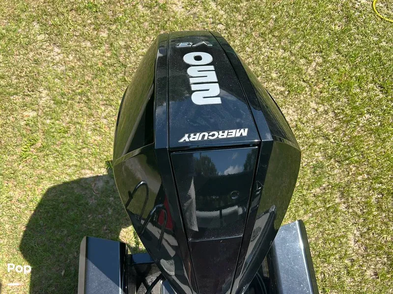 Slide: The Image of Tracker Regency Series 250 DL3 2023 - 15537215