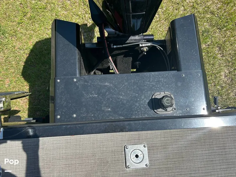 Slide: The Image of Tracker Regency Series 250 DL3 2023 - 15537216