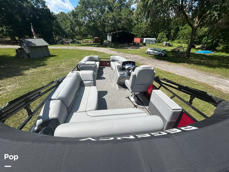 Slide: The Image of Tracker Regency Series 250 DL3 2023 - 15537217