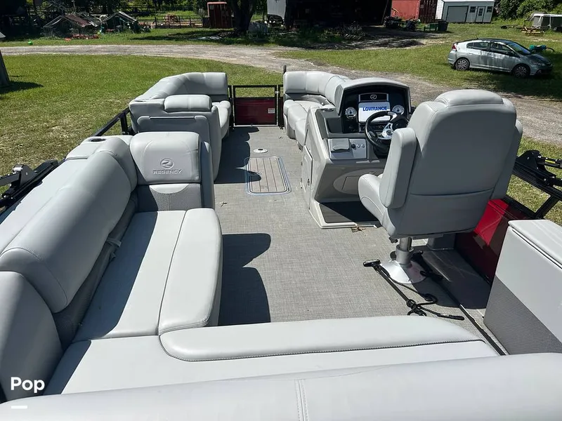 Slide: The Image of Tracker Regency Series 250 DL3 2023 - 15537218