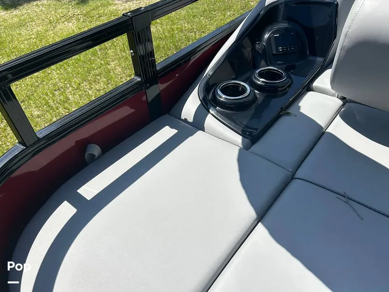 Slide: The Image of Tracker Regency Series 250 DL3 2023 - 15537219