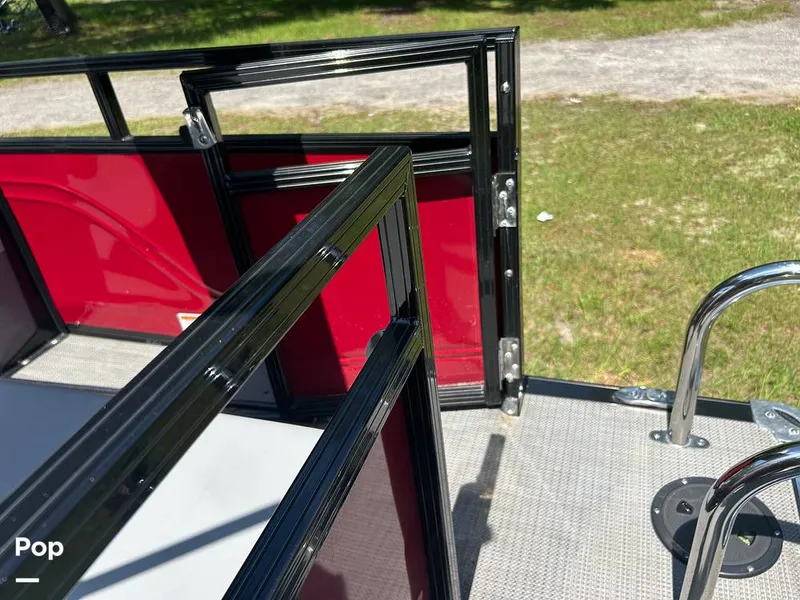 Slide: The Image of Tracker Regency Series 250 DL3 2023 - 15537220