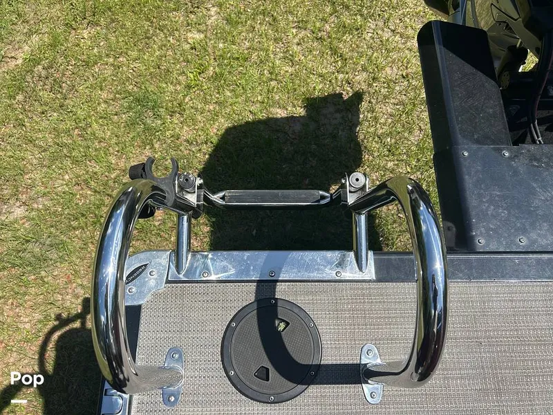 Slide: The Image of Tracker Regency Series 250 DL3 2023 - 15537221