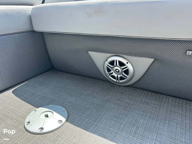 Slide: The Image of Tracker Regency Series 250 DL3 2023 - 15537222