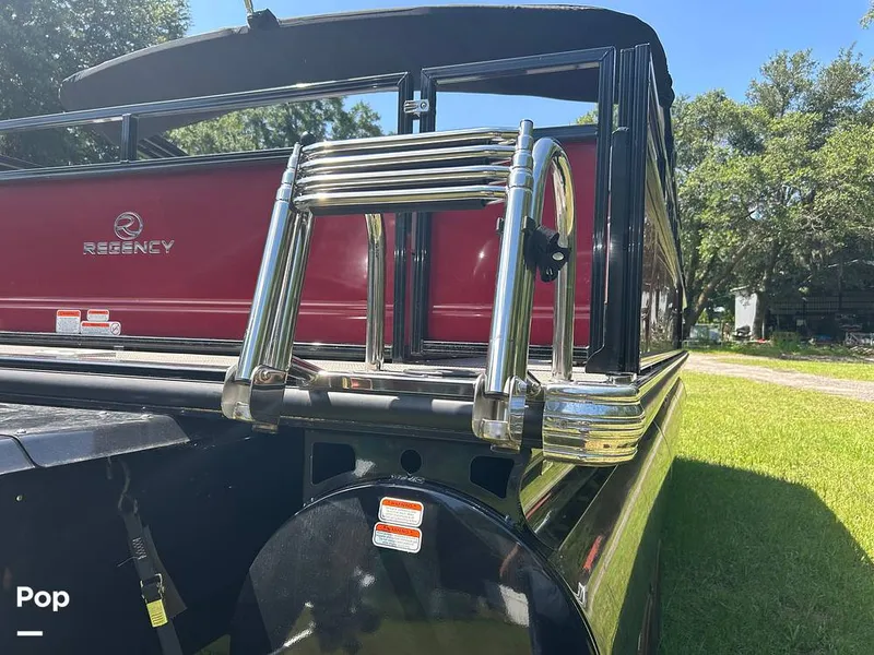 Slide: The Image of Tracker Regency Series 250 DL3 2023 - 15537166