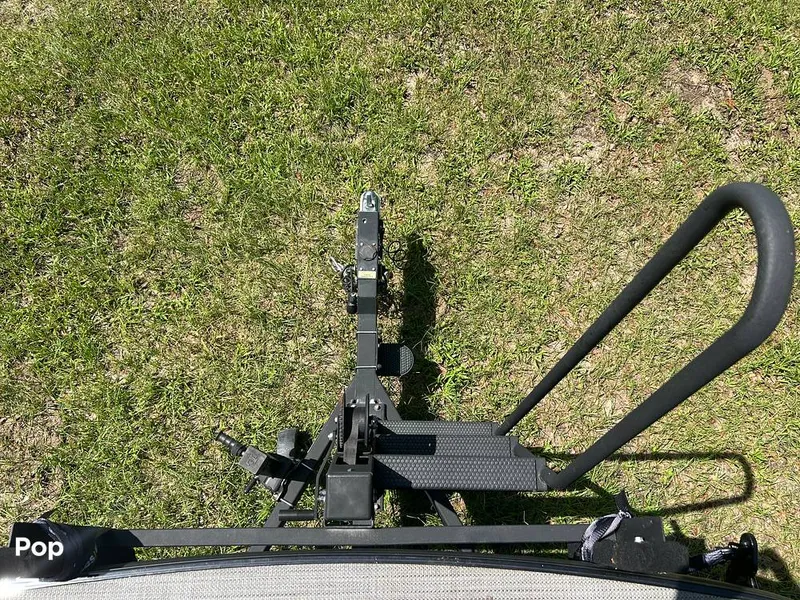 Slide: The Image of Tracker Regency Series 250 DL3 2023 - 15537228