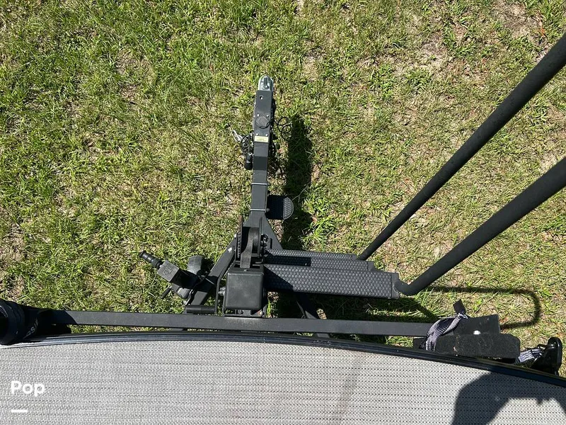 Slide: The Image of Tracker Regency Series 250 DL3 2023 - 15537229