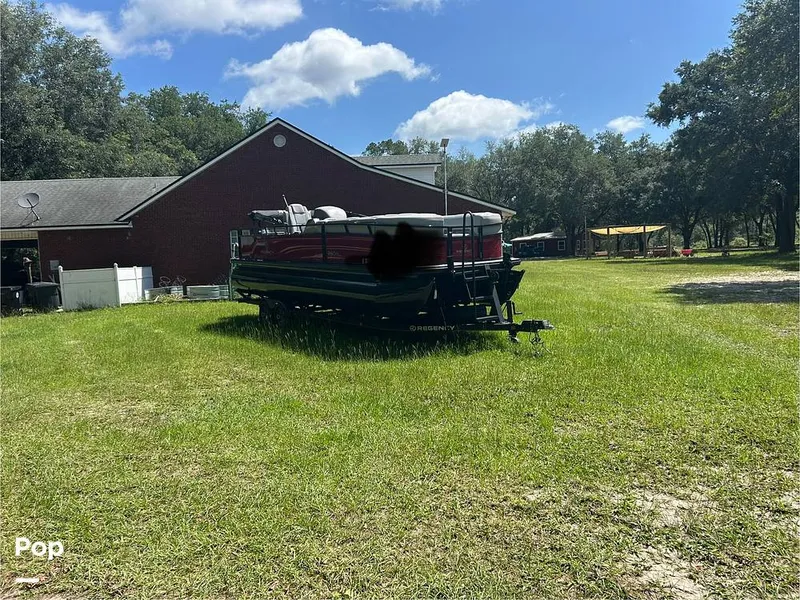 Slide: The Image of Tracker Regency Series 250 DL3 2023 - 15537232