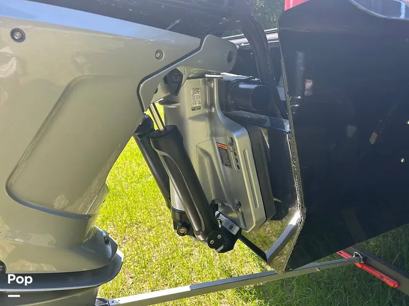 Slide: The Image of Tracker Regency Series 250 DL3 2023 - 15537168