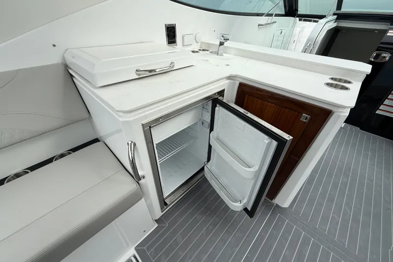 Slide: The Image of Cruisers 38 GLS 2025 - 22