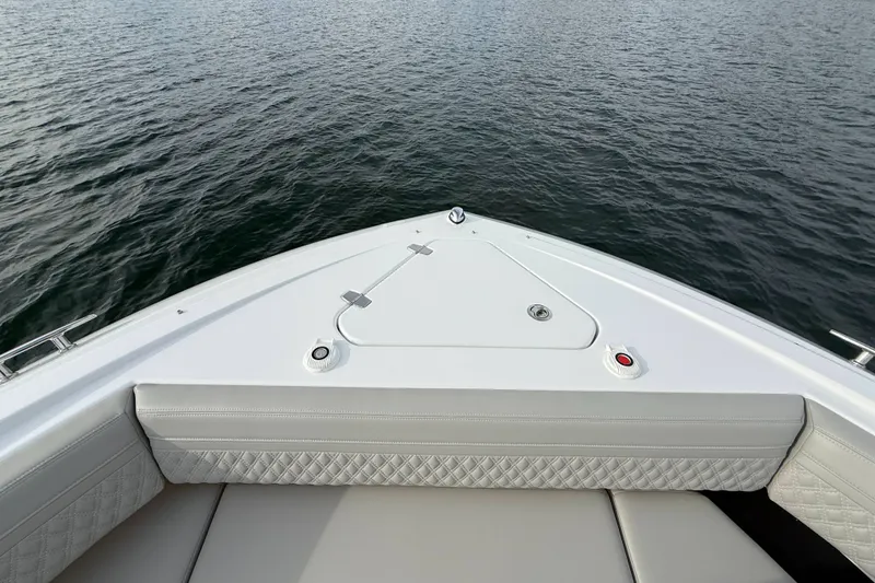 Slide: The Image of Cruisers 38 GLS 2025 - 38