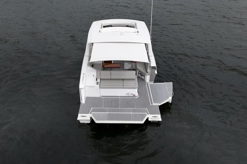 Slide: The Image of Cruisers Yachts 38 GLS 2025 - 12