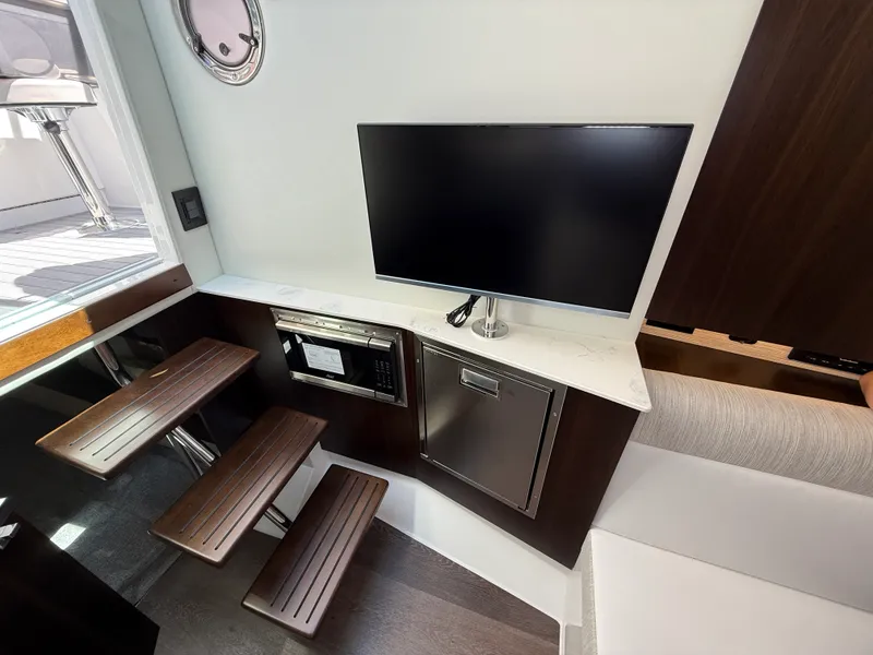 Slide: The Image of Cruisers Yachts 38 GLS 2025 - 41