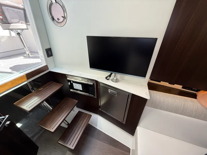 Slide: The Image of Cruisers Yachts 38 GLS 2025 - 43