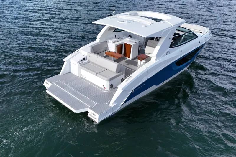 Slide: The Image of Cruisers Yachts 38 GLS 2025 - 62