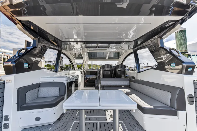 Slide: The Image of Galeon 375 GTO 2024 - 12