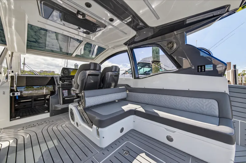 Slide: The Image of Galeon 375 GTO 2024 - 16