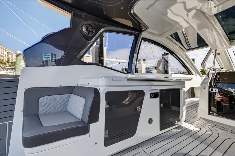 Slide: The Image of Galeon 375 GTO 2024 - 18