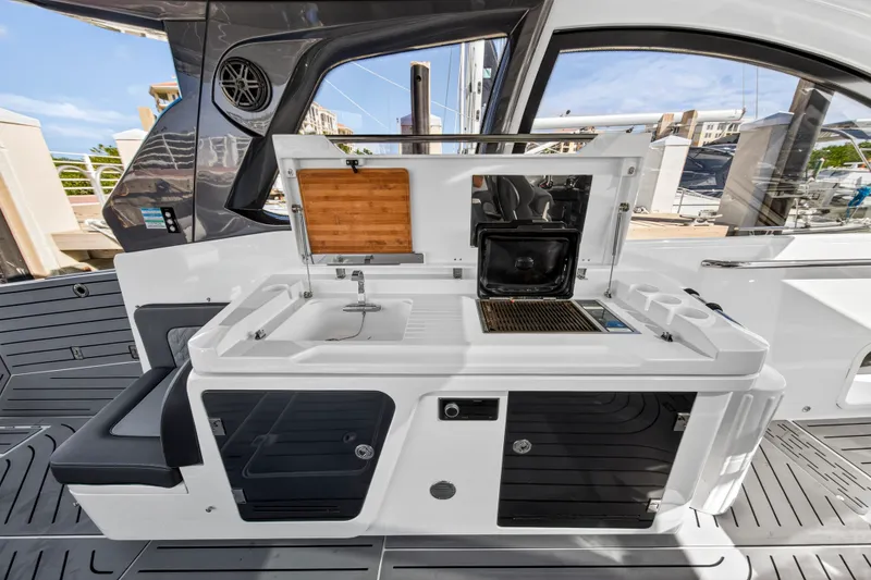 Slide: The Image of Galeon 375 GTO 2024 - 21