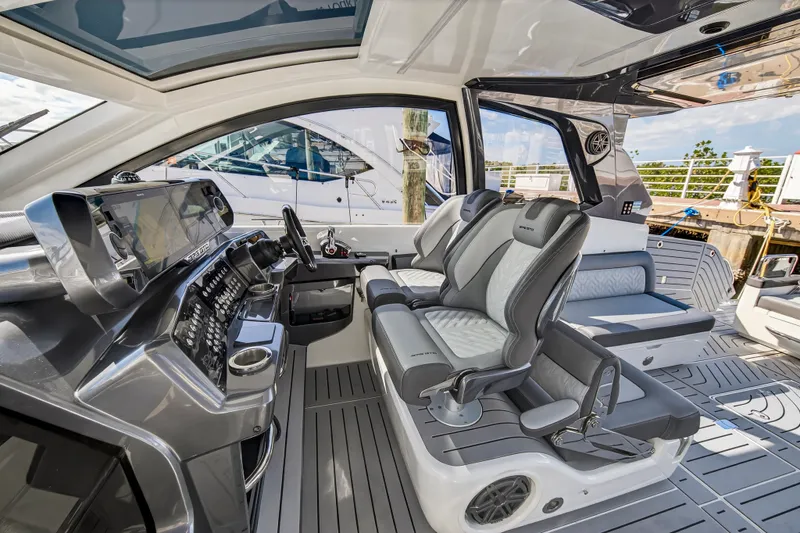 Slide: The Image of Galeon 375 GTO 2024 - 29