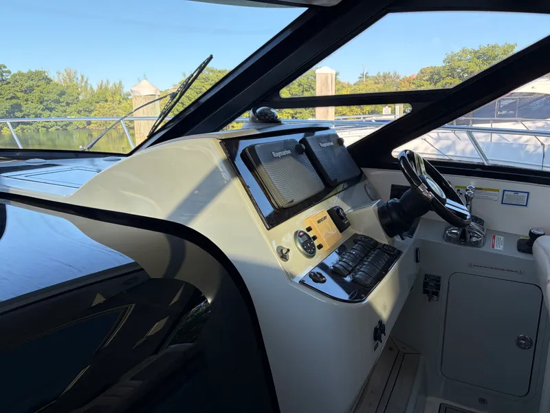 Slide: The Image of Sea Ray 470 SUNDANCER 2014 - 20